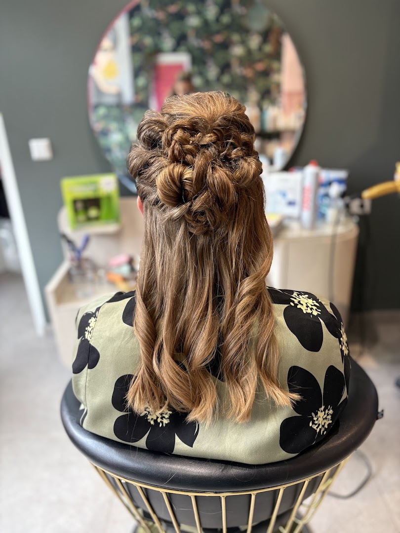 Half-opgestoken vlechtkapsel door Maika Beauty